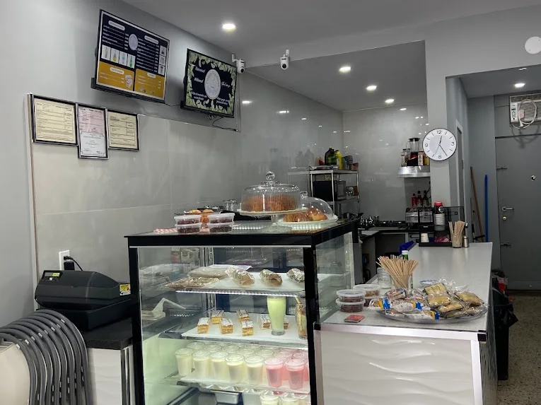 Le comptoir et les pâtisseries du jour